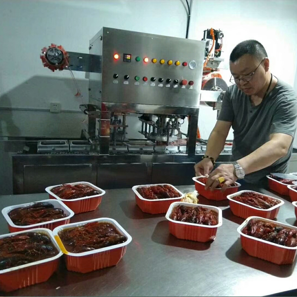 盒裝龍蝦灌裝封口機(盱眙周小帥食品)